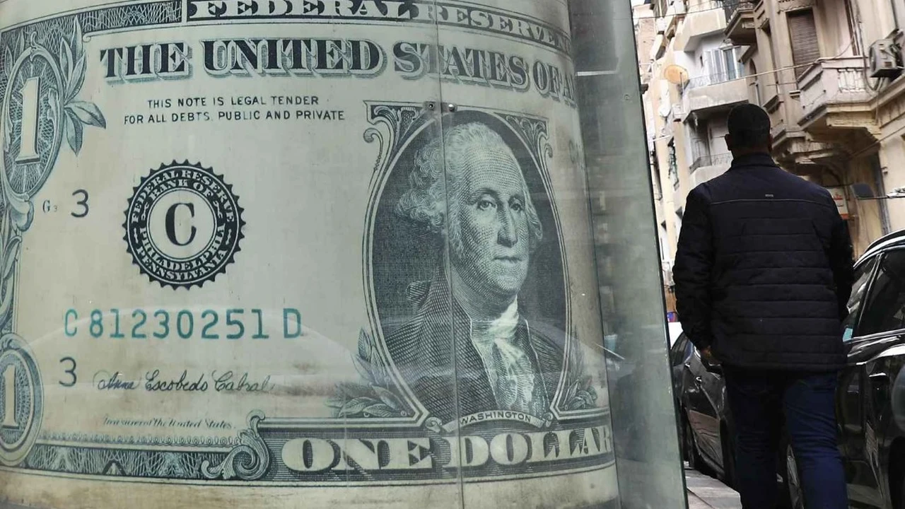 تجاوز سعر الدولار حاجز 50 جنيها ليعود إلى مؤشرات شهر يونيو بمصر